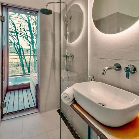 Treehouses Kapolcs מלון Zalapetend