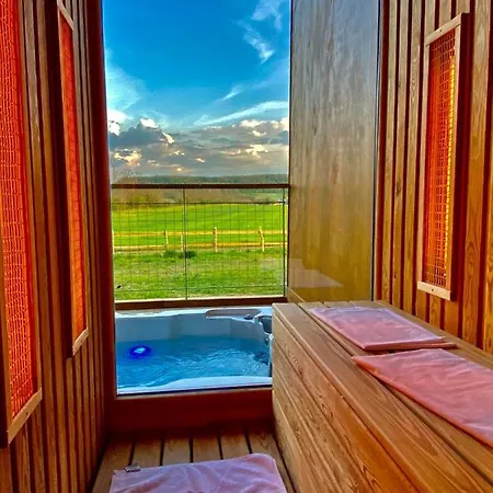 Treehouses Kapolcs מלון