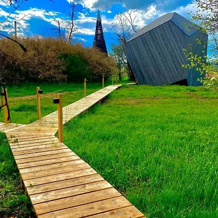 Treehouses Kapolcs מלון Zalapetend